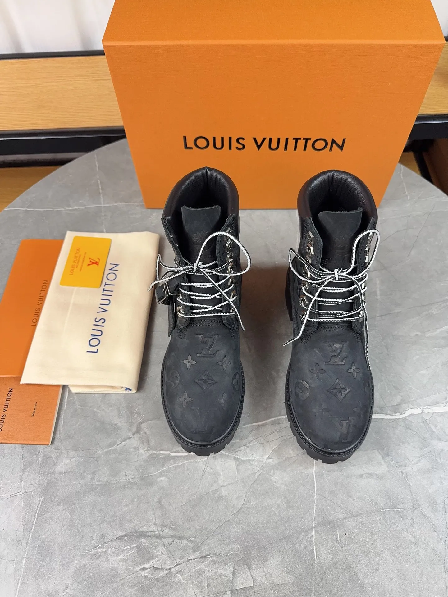 Couple model 💰700 ❤️Top version: Couple model LV x Timberland Timberland joint model Presbyopia Embossed Rhubarb boots Ankle boots Short boots LV x Timberland ankle boots are made of Monogram embossed waterproof nubuck cow leather, relying on the brand's exquisite craftsmanship to carefully reshape the classic Timberland 6-inch boot shape in Italy, and make an eye-catching appearance in 2024 created by Pharrell Williams with American workwear style Autumn and winter menswear show. Monogram embossed tongue, original Timberland laces and outsole are exquisite details, and the leather label expresses the cooperation logo. Exquisite packaging at the delivery counter🛍📦 ▪️Material: Original customized imported first-layer cowhide ▪️Inner lining: Original customized leather lining/mesh lining ▪️Outsole: Original molded anti-slip rubber material ▪️Sole thickness: 3.5CM ▪️Size: Women's 35-40 Men's 39-46
